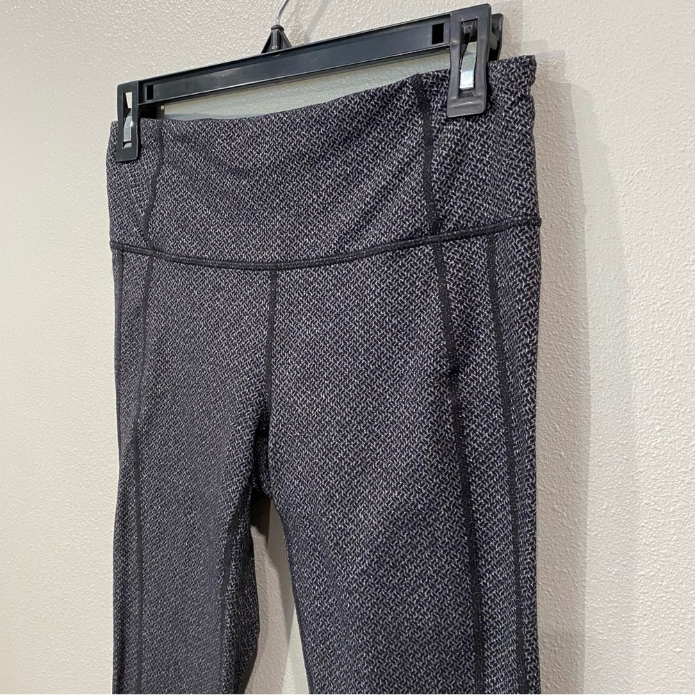 Athleta Active 3/4th Length Patterned Leggings Da… - image 2